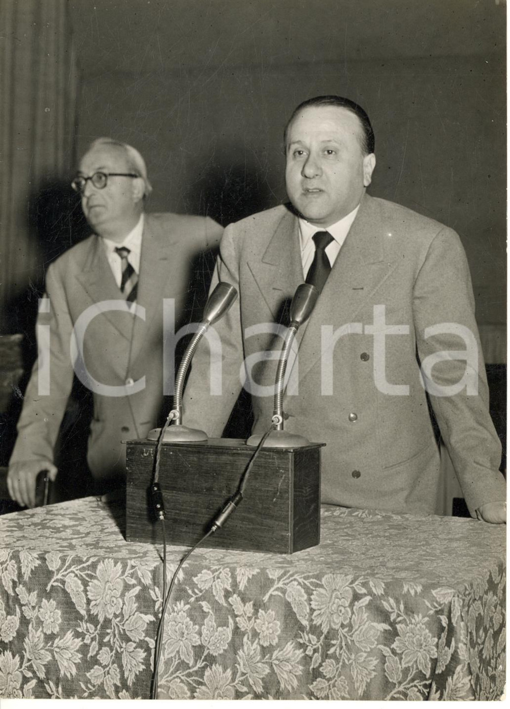 1953 MILANO PREMIO FILA Vincitore scultore Francesco MESSINA con Orio VERGANI Fotografia d'epoca, con didascalia coeva al verso. CONDIZIONI: fair (sovraimpressione centrale e marginale)FORMATO: 13x18 cm     originale e autentica 1