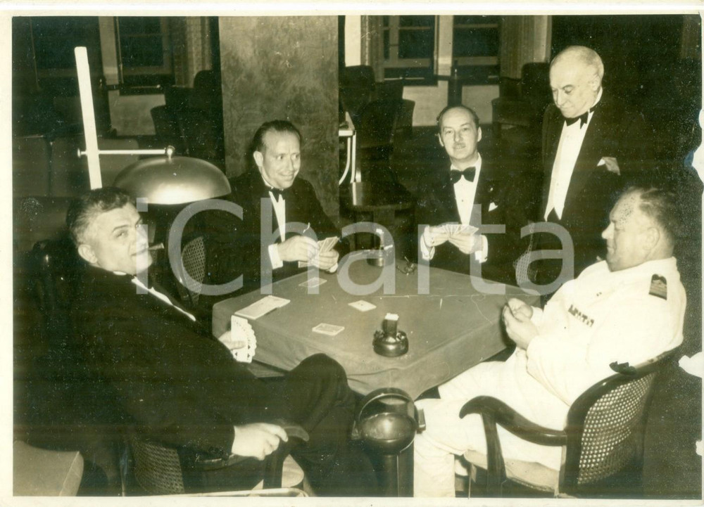 Fotografia d epoca originale 1940 ca USA ? GIOCO D AZZARDO Partita a carte con comandante della Marina Foto 1