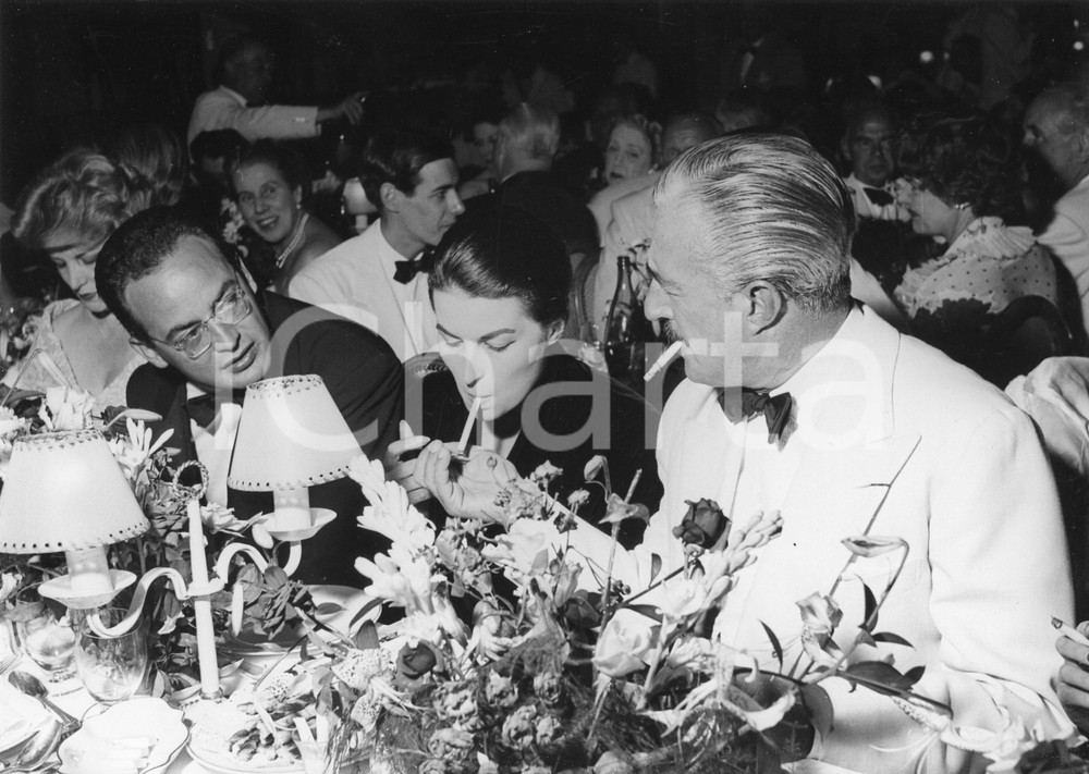 1955 MONTECARLO Sporting - Dino DE LAURENTIIS Silvana MANGANO Vittorio DE SICA 1955Fotografia vintage rara d'epoca.Timbro archivio Publifoto Genova al verso.FORMATO: 24x18 cm CONDIZIONI: GICHARTA mette in vendita le stampe vintage della collezione Publifoto Genova, per la maggior parte inedita o in tiratura di pochi esemplari. Si tratta di un'ottima opportunit&agrave; di investimento per i collezionisti di fotografie d'epoca.    originale e autentica 1