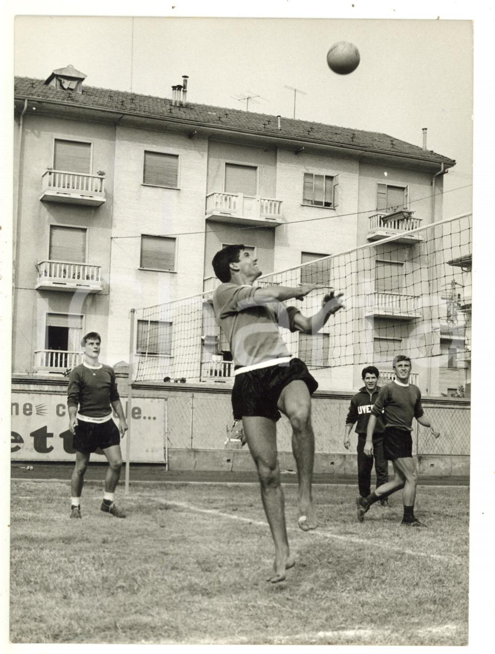1962 CUNEO Ritiro JUVENTUS - Benito SARTI gioca a pallavolo *Foto 13x18 cm  Fotografia d'epoca con didascalia coeva al verso.   CONDIZIONI: G FORMATO: 18x13 cm     originale e autentica 1
