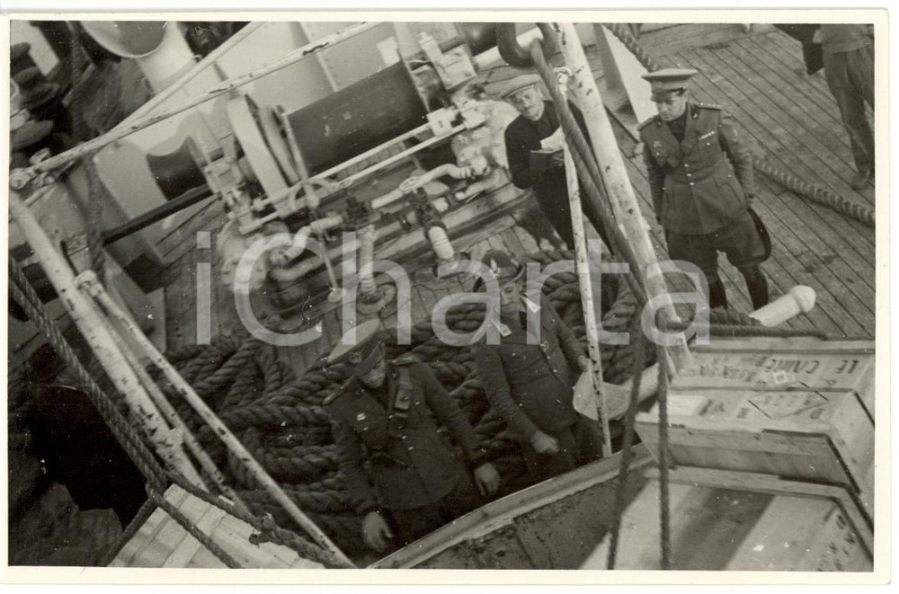 Fotografia d epoca originale 1935 ca VENEZIA Milizia portuale controlla sbarco merci 1