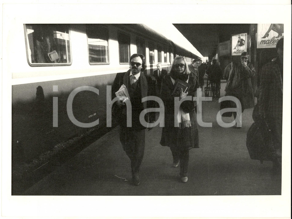 1980 ca COSTUME Arrivo Sergio JAPINO e Raffaella CARRA' alla stazione *Foto