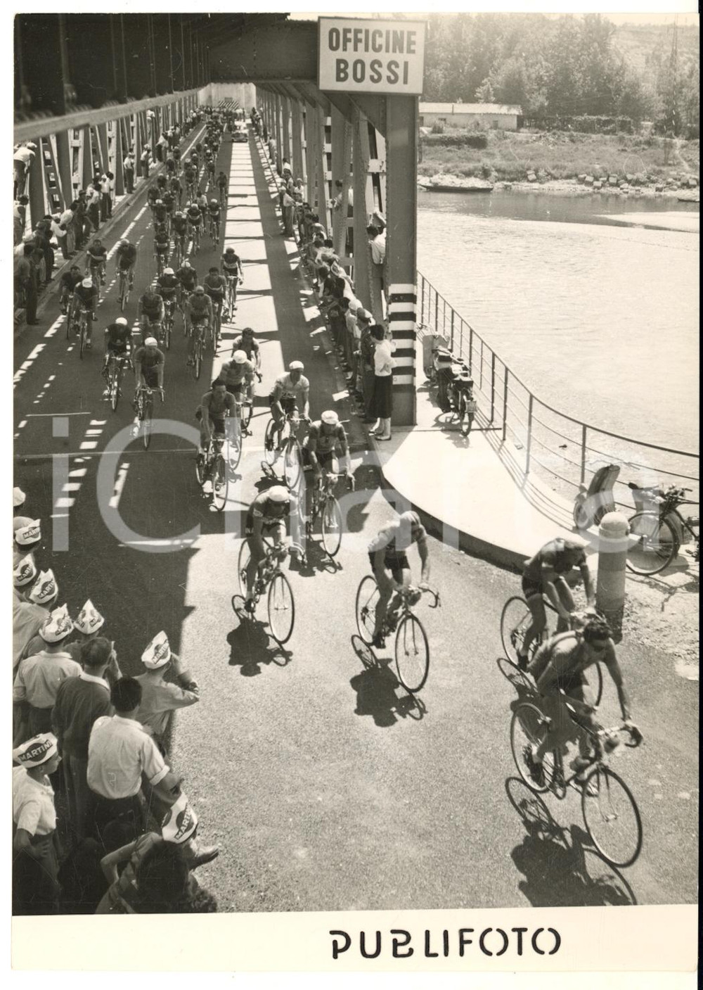 1958 CICLISMO GIRO D'ITALIA SESTO CALENDE Passaggio del gruppo - Foto 13x18 cm  Fotografia d'epoca con didascalia coeva al verso.   CONDIZIONI: FAIR (sovraimpressione verticale) FORMATO: 13x18 cm     originale e autentica 1