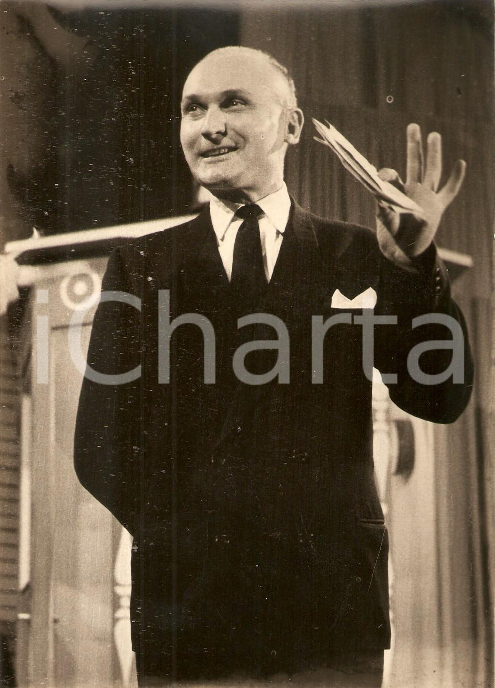 Fotografia d epoca originale 1957 LASCIA O RADDOPPIA Concorrente Ernesto BOVIO con plico di lettere Foto 1