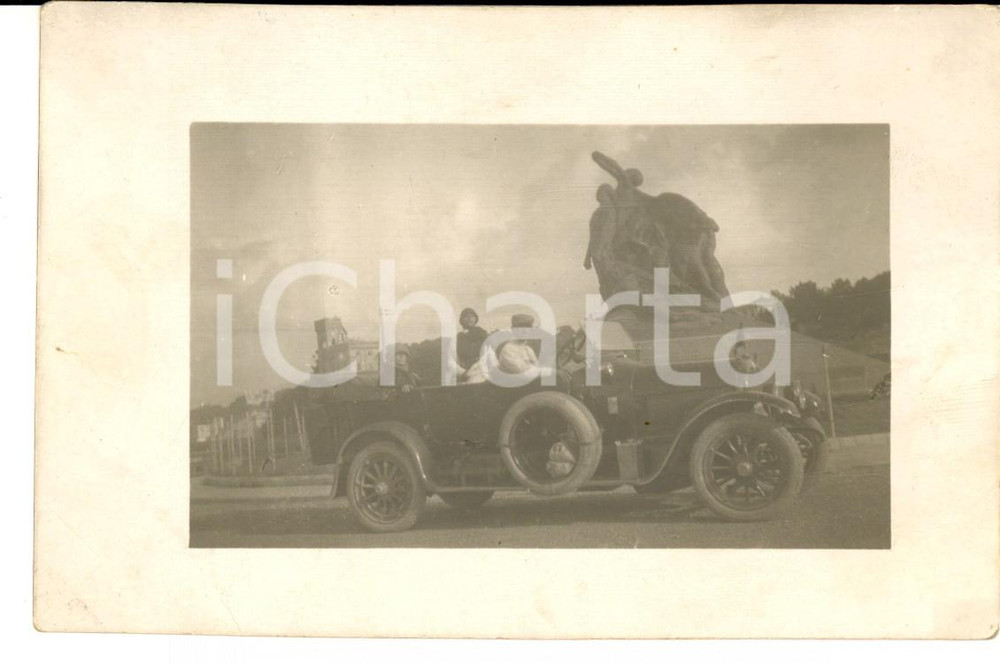 Fotografia d'epoca originale 1910 ca Ritratto famiglia auto d'epoca con monumento *Foto cartolina VINTAGE FP 1