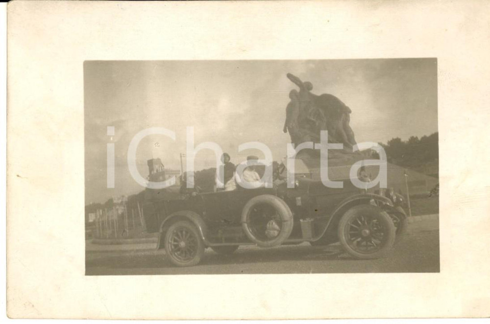 Fotografia d epoca originale 1910 ca GENOVA Famiglia auto d epoca con monumento ai Mille Foto VINTAGE 14x9 1