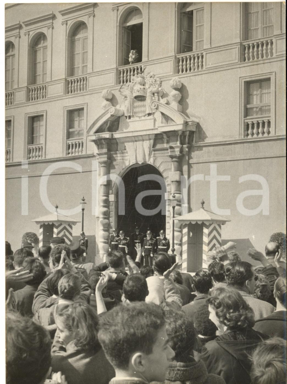 1958 PRINCIPATO DI MONACO Ranieri III al balcone per nascita del figlio Alberto Fotografia d'epoca con didascalia coeva. CONDIZIONI: GFORMATO: 13x18 cm      originale e autentica 1