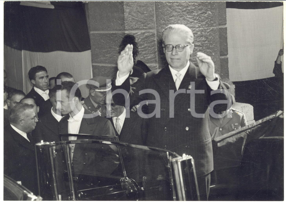1955 PALERMO Arrivo del presidente Giovanni GRONCHI alla Stazione Centrale *Foto  Fotografia d'epoca con didascalia coeva al verso.   CONDIZIONI: GFORMATO: 18x13 cm     originale e autentica 1