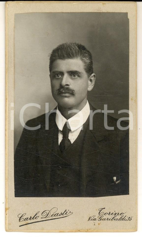 Fotografia d epoca originale 1900 ca TORINO Ritratto maschile in abito scuro Fotografia Carlo DEASTI CDV 1