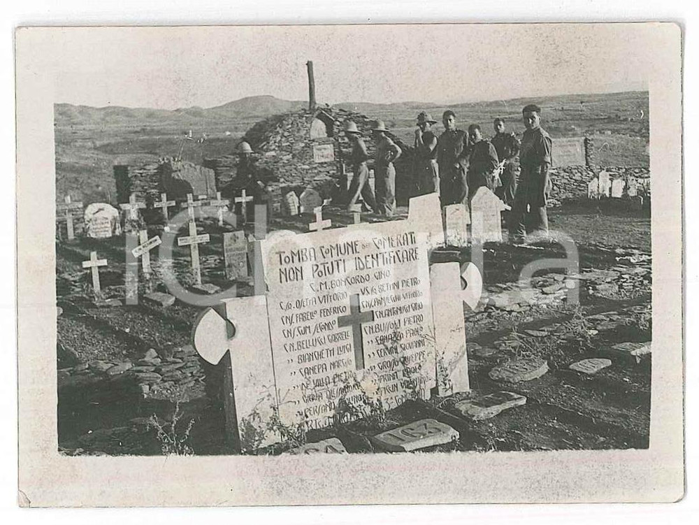 1940 ca AOI ETIOPIA Tomba comune dei camerati non identificati - Foto 9x6 cm Fotografia originale d'epoca, con didascalia al verso. FAIR/discreto lievi bruniture Formato: 4x8 cm originale e autentica 1