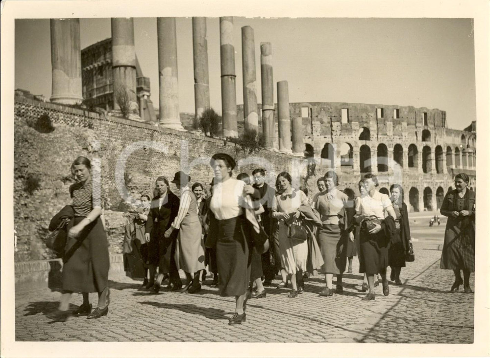 Fotografia d epoca originale 1939 ROMA Turisti visitano rovine Tempio VENERE Genitrice e Basilica MASSENZIO 1