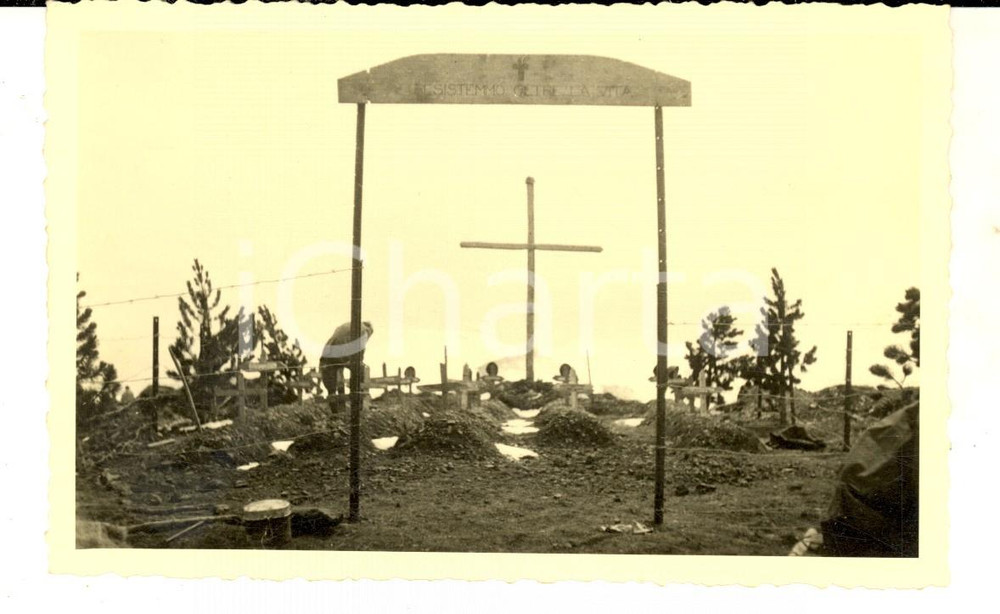 Fotografia d epoca originale 1941 WW2 ALBANIA Un cimitero di guerra italiano Resistemmo oltre la vita Foto 1