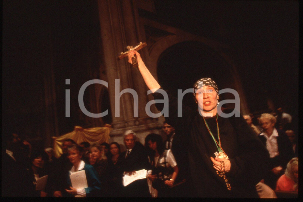 35mm vintage slide* 1995 NEW YORK St.Patrick's People at Giovanni Paolo II mass  Diapositiva d'epoca, in formato 35 mm.CONDIZIONI: GOODE' severamente vietata la riproduzione. Tutti i diritti sono riservati.Nella diapositiva ICharta mette in vendita, sul negozio eBay e in esclusiva sul sito "icharta" il proprio archivio composto da numerose diapositive e negativi fotografici d'epoca, tutti originali e autentici, che attraversano la storia del costume italiano tra gli la fine degli anni Sessanta e Novanta.Si tratta di uno sguardo inedito sull'attualit&agrave;, la politica, la vita quotidiana, il gossip e la cultura, che fotografa il cambiamento della nazione in quest'ultimo scorcio del XX secolo. Un'occasione unica per il mercato del collezionismo, che vede finalmente disponibile un archivio eccezionale per vastit&agrave;, tematiche e condizioni, in un settore (il negativo fotografico e la diapositiva) di assoluta novit&agrave; e dalle interessanti prospettive di investimento.  FAIR/discreto   originale e autentica 1