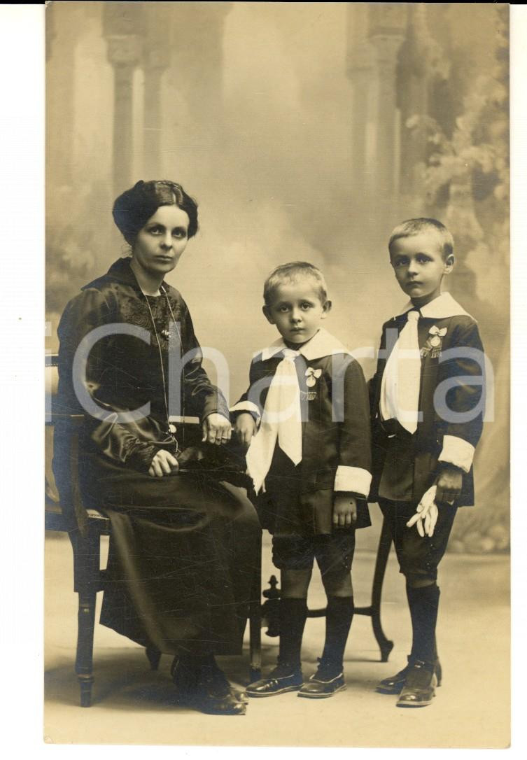 Fotografia d epoca originale 1920 ca NOVARA Madre con i due figli alla Prima Comunione Foto ZECCHINATO FP 1