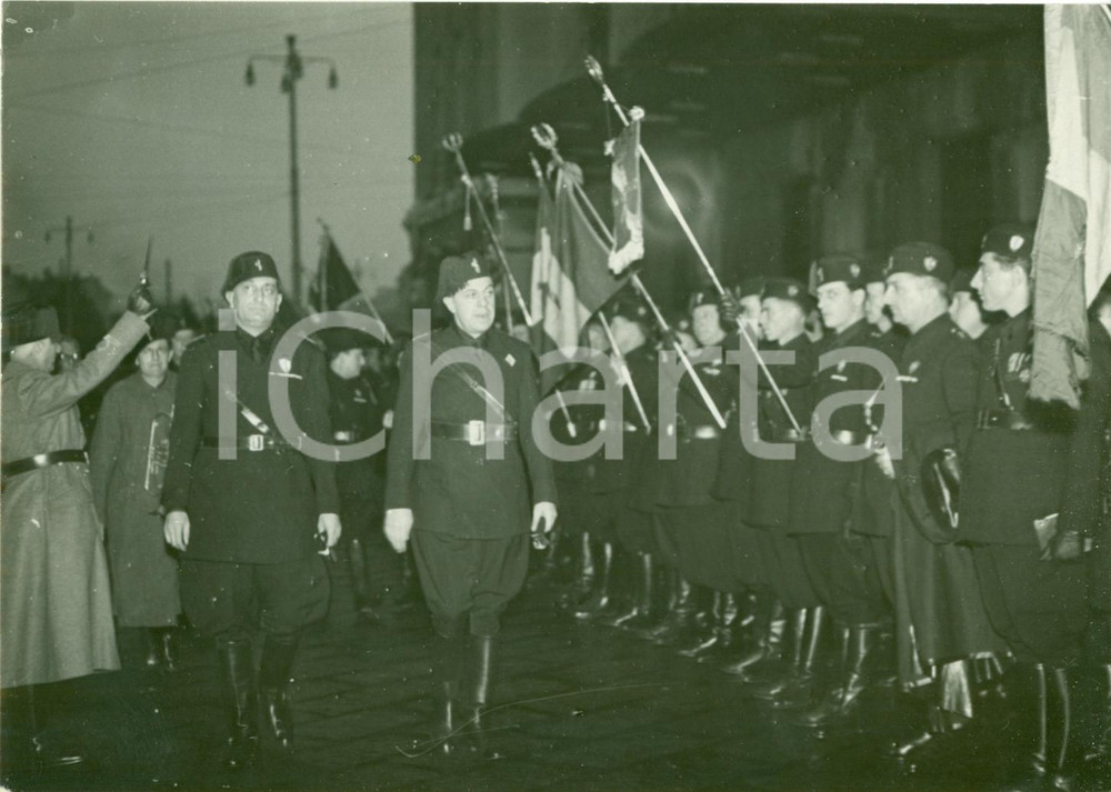 Fotografia d epoca originale 1937 MILANO Rino PARENTI Giuseppe MARZANO con labari in partenza per ROMA Foto 1