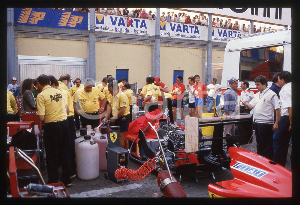 35mm vintage slide* 1988 GP SAN MARINO FORMULA 1 Meccanici FERRARI nel paddock Diapositiva d'epoca, in formato 35 mm.CONDIZIONI: GOODTutti i diritti riservatiE' severamente vietata la riproduzione. ICharta mette in vendita, sul negozio eBay e in esclusiva sul sito "icharta" il proprio archivio composto da numerose diapositive e negativi fotografici d'epoca, tutti originali e autentici, che attraversano la storia del costume italiano tra gli la fine degli anni Sessanta e Novanta.Si tratta di uno sguardo inedito sull'attualit&agrave;, la politica, la vita quotidiana, il gossip e la cultura, che fotografa il cambiamento della nazione in quest'ultimo scorcio del XX secolo. Un'occasione unica per il mercato del collezionismo, che vede finalmente disponibile un archivio eccezionale per vastit&agrave;, tematiche e condizioni, in un settore (il negativo fotografico e la diapositiva) di assoluta novit&agrave; e dalle interessanti prospettive di investimento.  originale e autentica 1