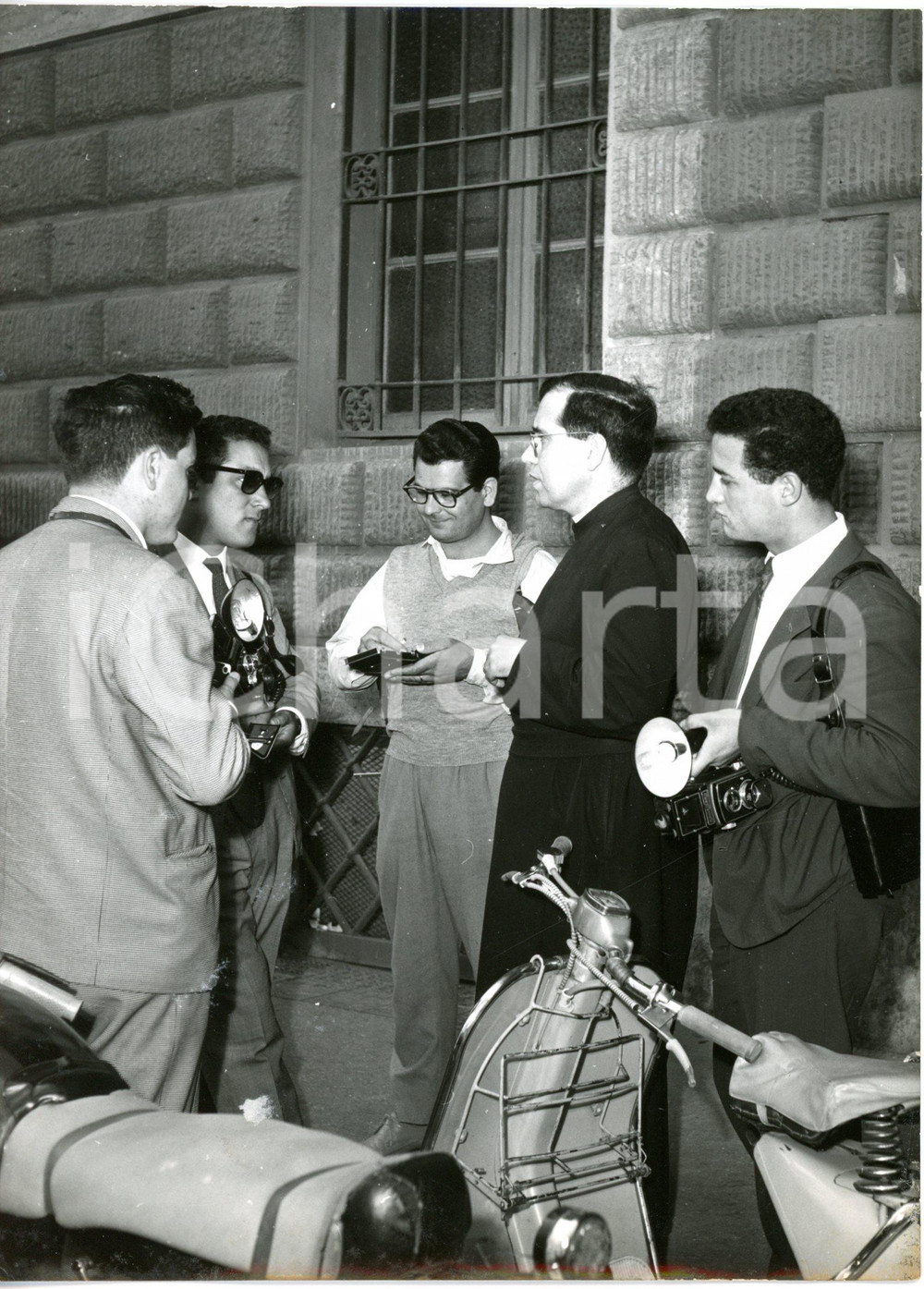 1957 ROMA Congresso Compagnia di Gesù - Sacerdote vieta l'accesso ai fotografi