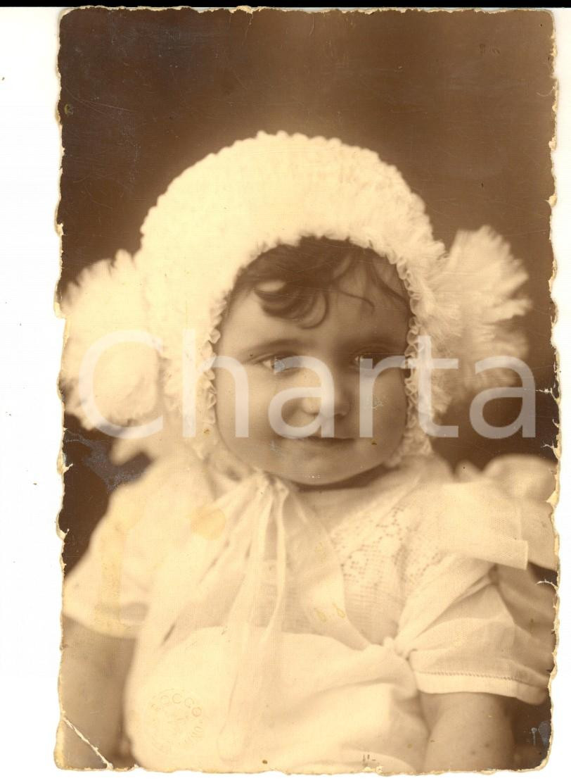 Fotografia d epoca originale 1930 ca BELLUNO Ritratto di bambina con cuffietta bianca Foto cartolina ROCCO 1