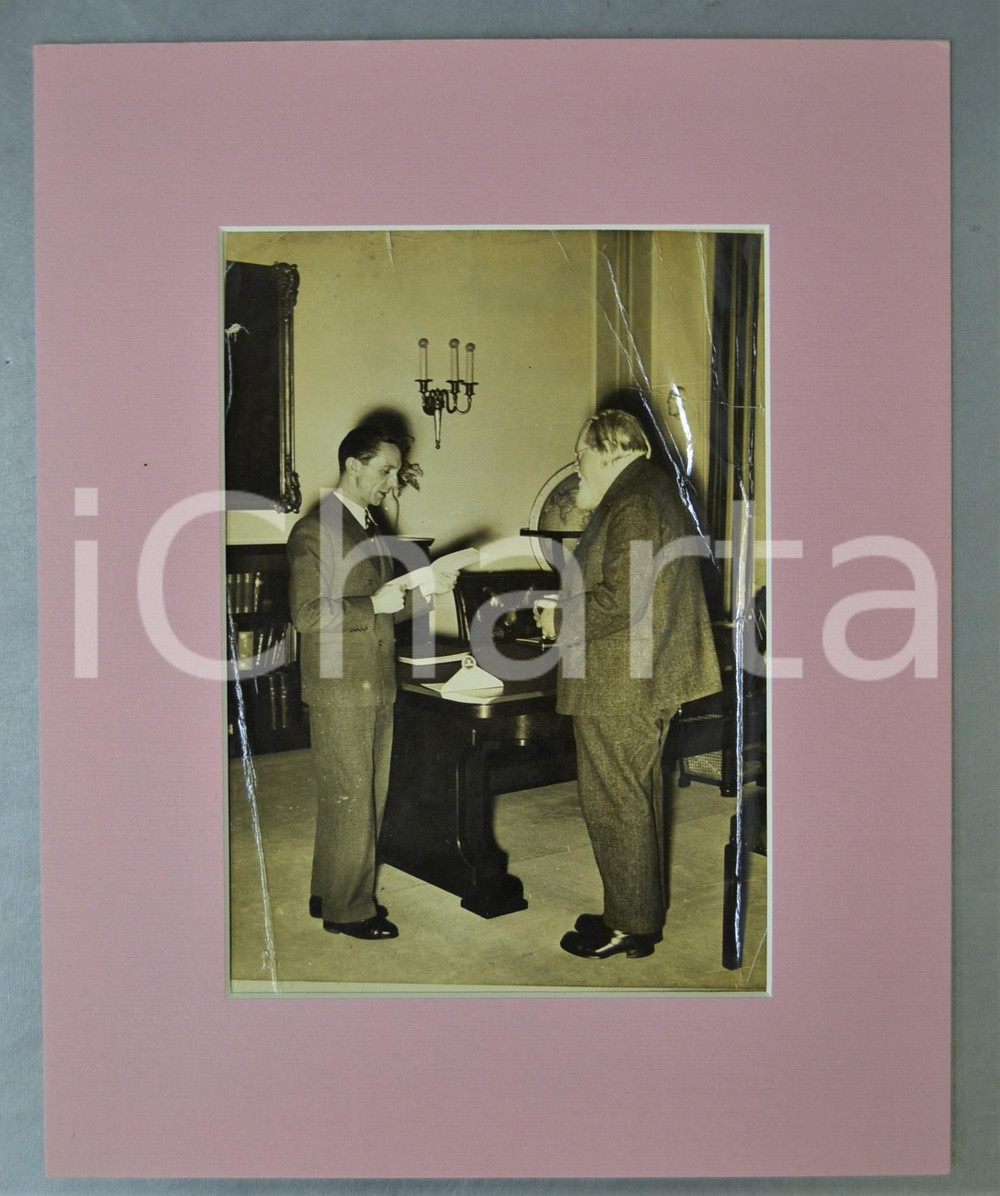 1937 BRAUNAU Ueberreichung Goethe-Medaille - Joseph GOEBBELS Josef REITER *Photo Fotografia d'epoca, incollata su cartoncino e incorniciata con passepartout in cartoncino pesante. VERY POOR/gravemente danneggiato profonde ed evidenti piegature Formato: 28x35 cm (cartoncino); 18x24 cm (fotografia) originale e autentica 1
