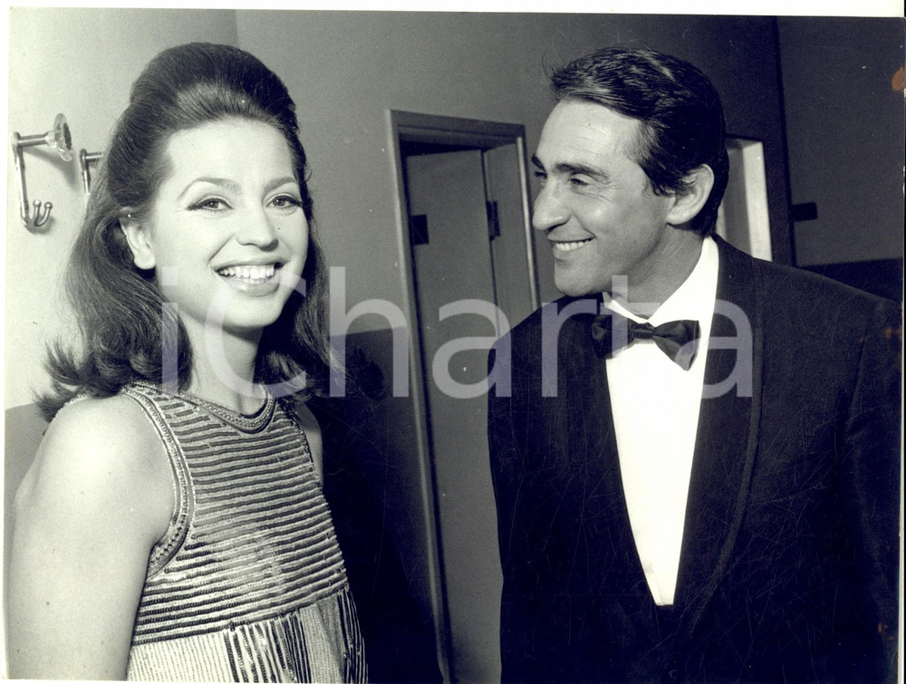 1960 ca MILANO Ira FURSTENBERG e Walter CHIARI al ballo della CROCE ROSSA *Foto