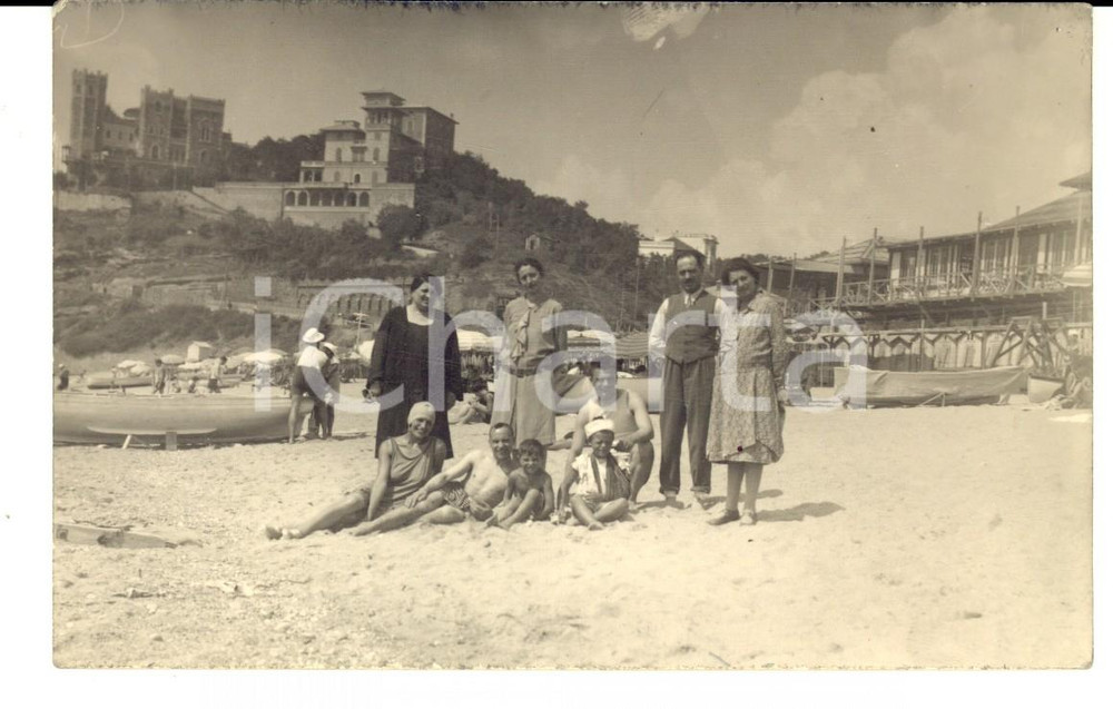 Fotografia d epoca originale 1940 ca CELLE LIGURE SV Famiglia in spiaggia Foto cartolina VINTAGE 1