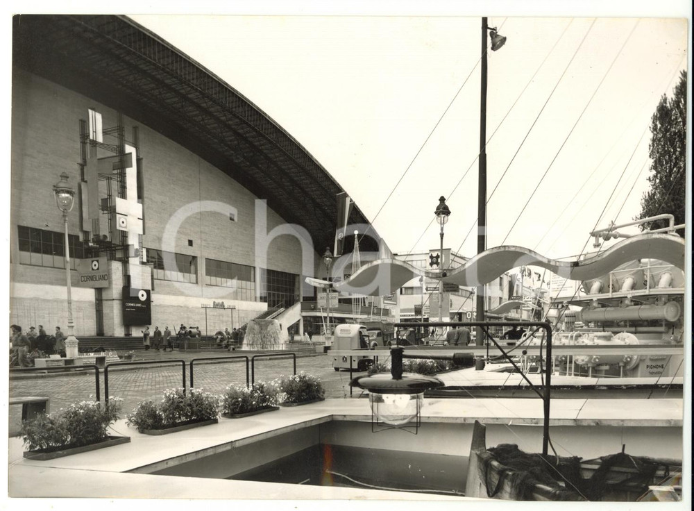 1957 MILANO - FIERA CAMPIONARIA Veduta panoramica con stand PIGNONE *Foto 18x13  Fotografia d'epoca con didascalia coeva al verso.    CONDIZIONI: G FORMATO: 18x13 cm     originale e autentica 1
