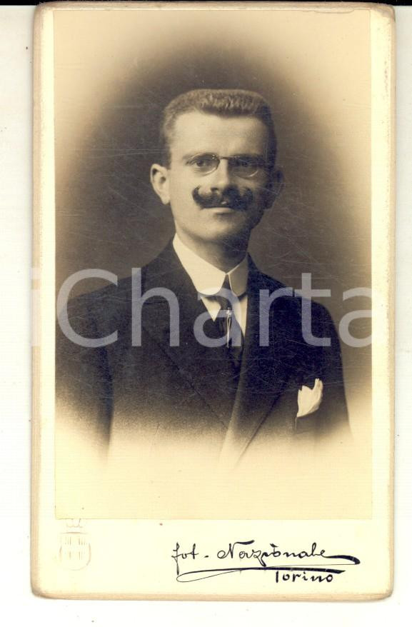 Fotografia d epoca originale 1915 ca TORINO Ritratto di giovane uomo con spilla Fotografia NAZIONALE CDV 1