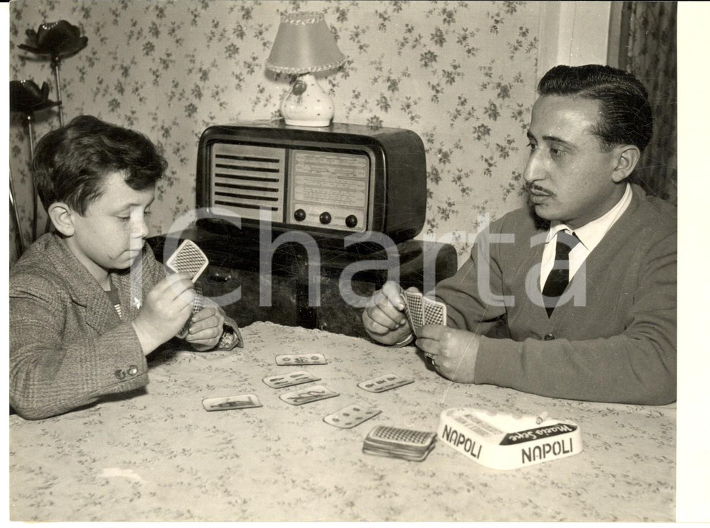 Fotografia d epoca originale 1955 NAPOLI Il piccolo attore Pierino BILANCIONE gioca a carte con un amico FOTO 1