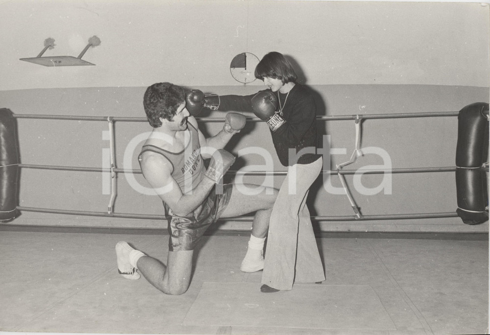 Fotografia d epoca originale 1970 ca ITALIA  PUGILATO Romano L. Boxe  Pugile vs. ragazza  Foto 30x20 cm 1