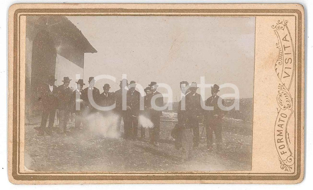 1900 ca ITALIA Gruppo di uomini eleganti - Foto VINTAGE CDV (1) Fotografia d'epoca in formato cartolina postale. FAIR/discreto Lievi smussature agli angoli Formato: 10x6 originale e autentica 1