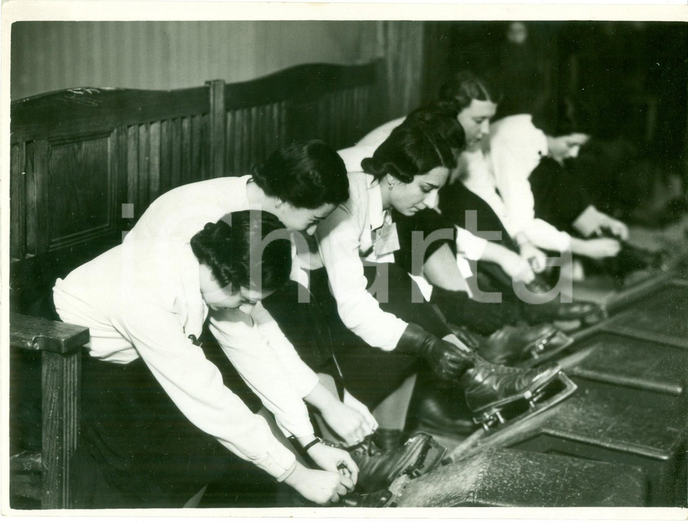 Fotografia d epoca originale 1937 MILANO PALAZZO DEL GHIACCIO Pattinaggio Giovani Italiane indossano pattini 1