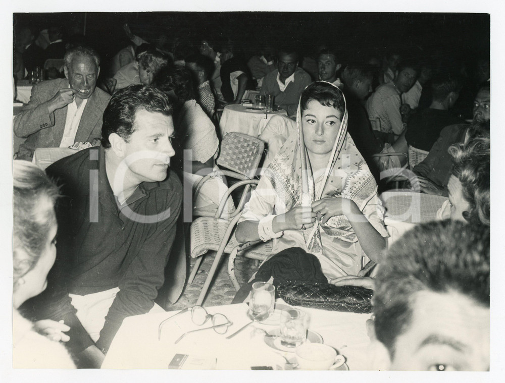 1958 PORTOFINO Gabriele FERZETTI Maria Grazia EMINENTE a una serata - Foto RARA 2 Agosto 1958Fotografia vintage rara d'epoca, nella quale l'attore Gabriele Ferzetti &egrave; accompagnato dalla moglie Maria Grazia Eminente.Timbro archivio Publifoto Genova al verso.FORMATO: cm 18x24CONDIZIONI: G (lievi difetti di stampa)ICHARTA mette in vendita le stampe vintage della collezione Publifoto Genova, per la maggior parte inedita o in tiratura di pochi esemplari. Si tratta di un'ottima opportunit&agrave; di investimento per i collezionisti di fotografie d'epoca.      originale e autentica 1