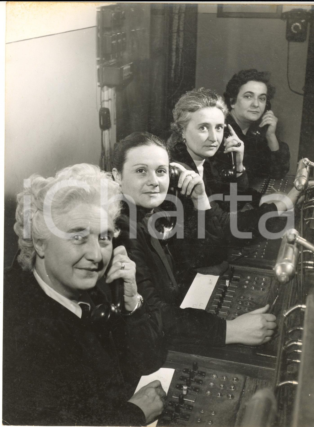 1955 GENOVA Centraliniste al lavoro presso l'ANSALDO - Fotografia 18x24 cm