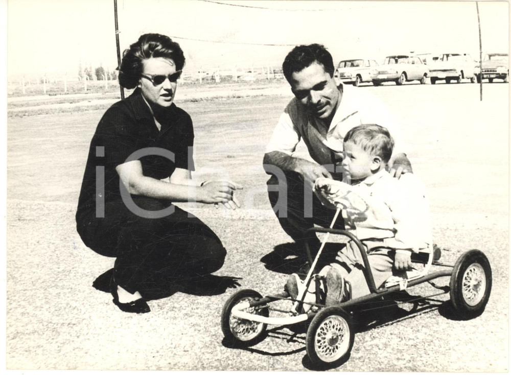 1963 GIORDANIA Re Husayn con il figlio Abd Allah in go kart e la moglie Muna