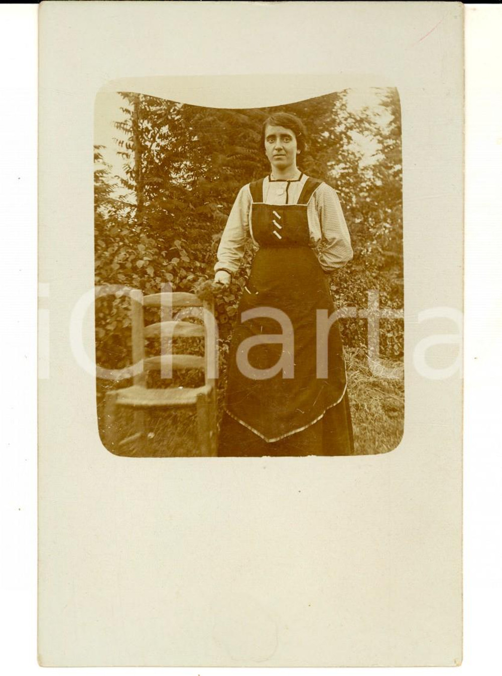 Fotografia d epoca originale 1920 ca AREA LOMBARDA Ritratto di cameriera in giardino Foto cartolina VINTAGE 1