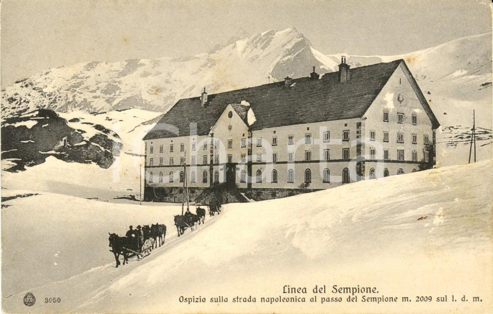 Cartolina originale da collezione 1920 ca PASSO DEL SEMPIONE (CH) Veduta dell'ospizio con slitte a cavallo *FP NV 1