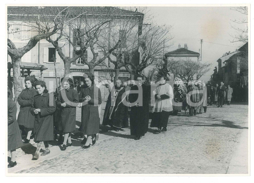 Fotografia d epoca originale 1950 ca STRADELLA PV Piazza Vittorio Veneto  Corteo funebre 1 Foto 18x13 cm 1