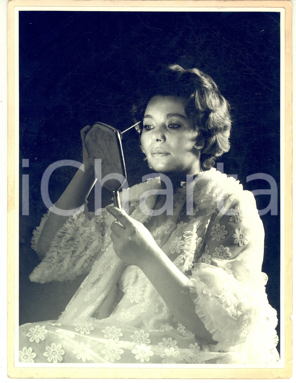 1960 ca VINTAGE EROTIC Woman in her robe (1) Photo Raymond VAN DOREN 20x25 cm Fotografia originale di Raymond Van Doren, montata su cartoncino rigido.FORMATO: 20x25 cmCONDIZIONI: FAIR (buone condizioni della fotografia, ma piegature e sbrecciature al cartoncino)    originale e autentica 1