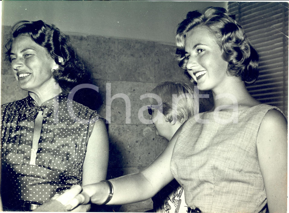 1957 ROMA Ingrid BERGMAN con la figlia Jenny Pia LINDSTROM - Foto 24x18 cm  Fotografia d'epoca con didascalia coeva.  CONDIZIONI: FAIR (piegatura angolare) FORMATO: 24x18 cm     originale e autentica 1
