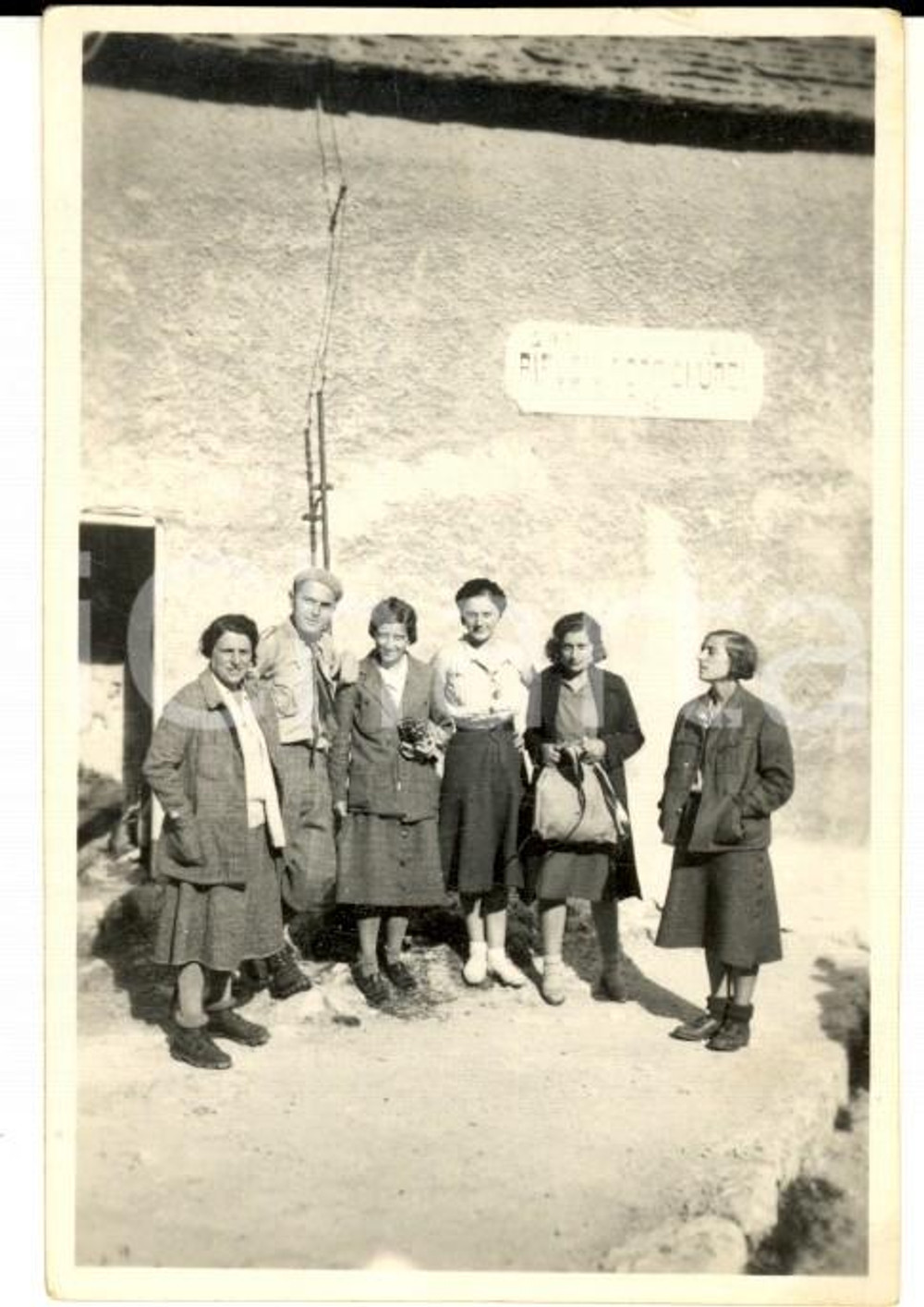 Fotografia d epoca originale 1931 RODA DI VAEL TN Escursionisti al rifugio Foto VINTAGE 6x8 cm 1