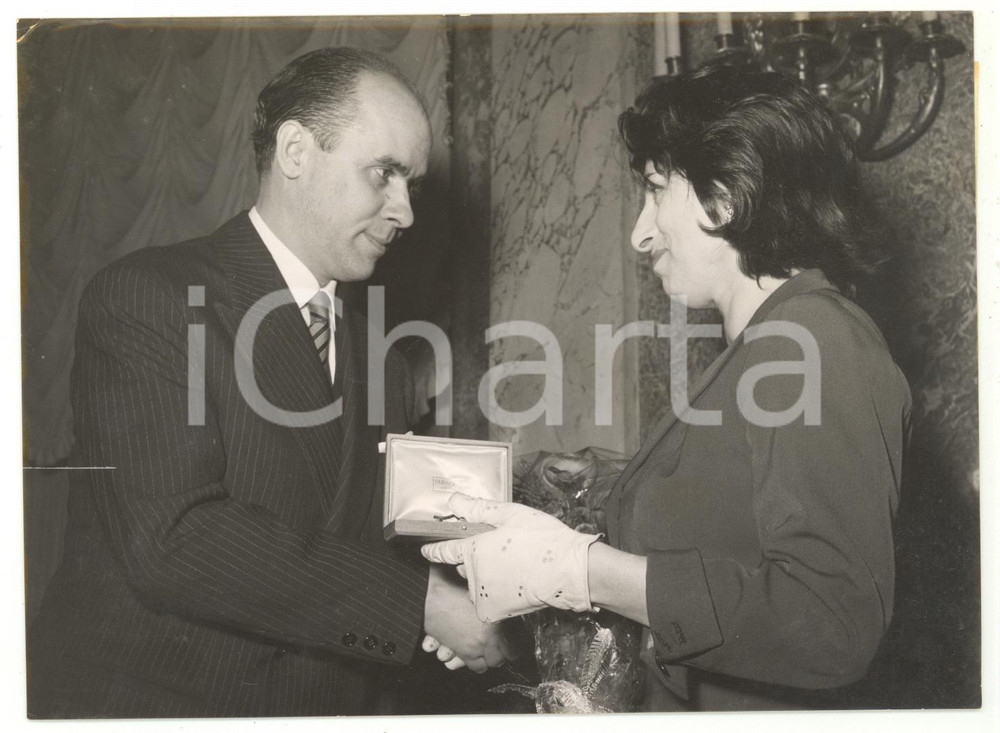 1956 ROMA Nando SAMPIETRO consegna Viola d'Oro ad Anna MAGNANI *Foto 18x13