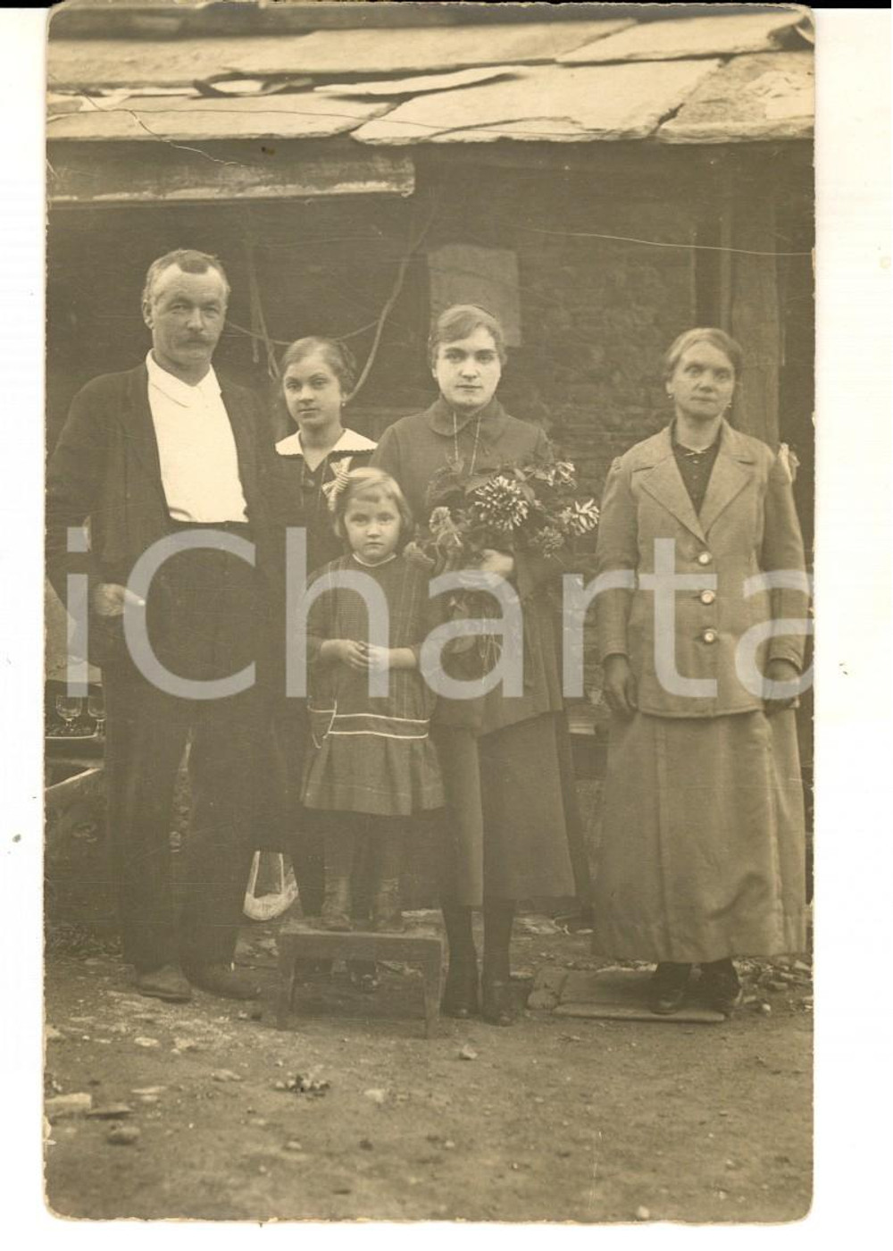 Fotografia d epoca originale 1920 ca AREA LOMBARDA Ritratto famiglia operaia con mazzo di fiori Foto 1