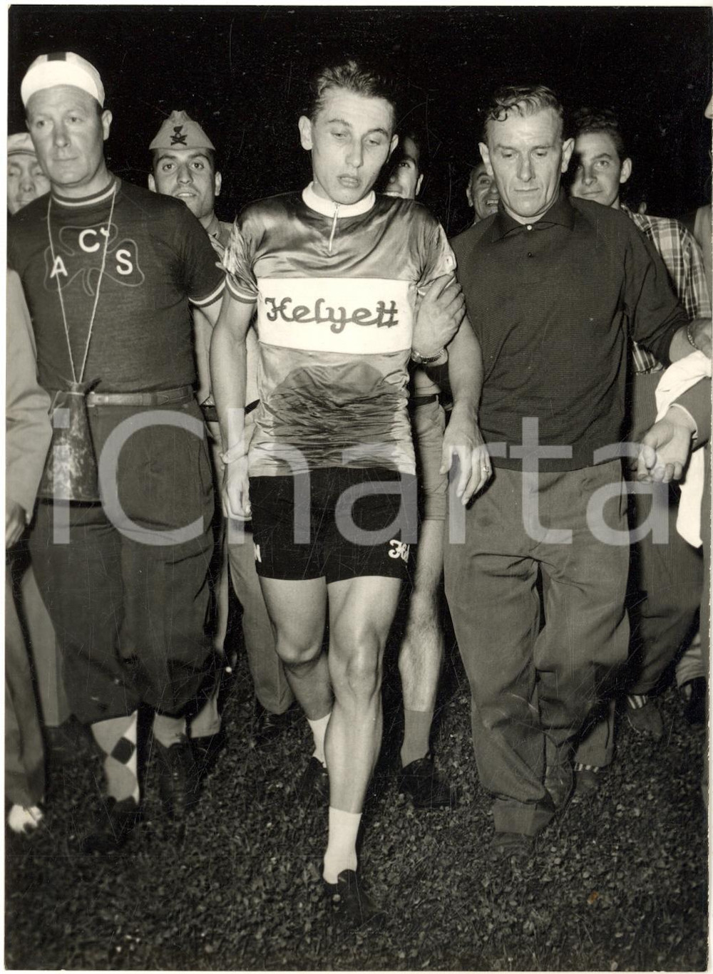 1956 MILANO CICLISMO Jacques ANQUETIL batte il record dell'ora *Foto 13x18 Fotografia d'epoca con didascalia coeva.  CONDIZIONI: FAIR (lieve sovraimpressione lungo il margine sinistro) FORMATO: 13x18 cm     originale e autentica 1