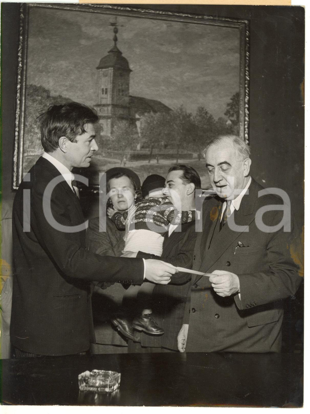 1953 NEW YORK International Rescue Committee - James HANSON with Ernst REUTER Fotografia d'epoca, con didascalia coeva al verso. CONDIZIONI: FAIR (sovraimpressioni e piccole piegature sparse)FORMATO: 15x20 cm    originale e autentica 1