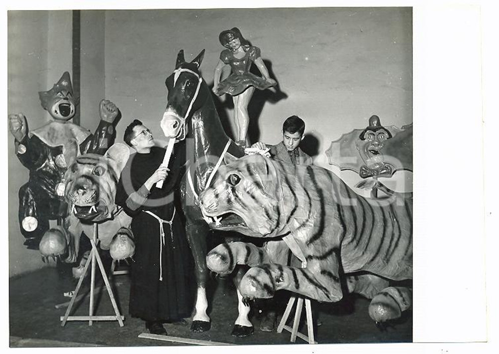 Fotografia d epoca originale 1955 ca BOLOGNA Carnevale dei bambini  Frate allestisce carro allegorico Foto 1