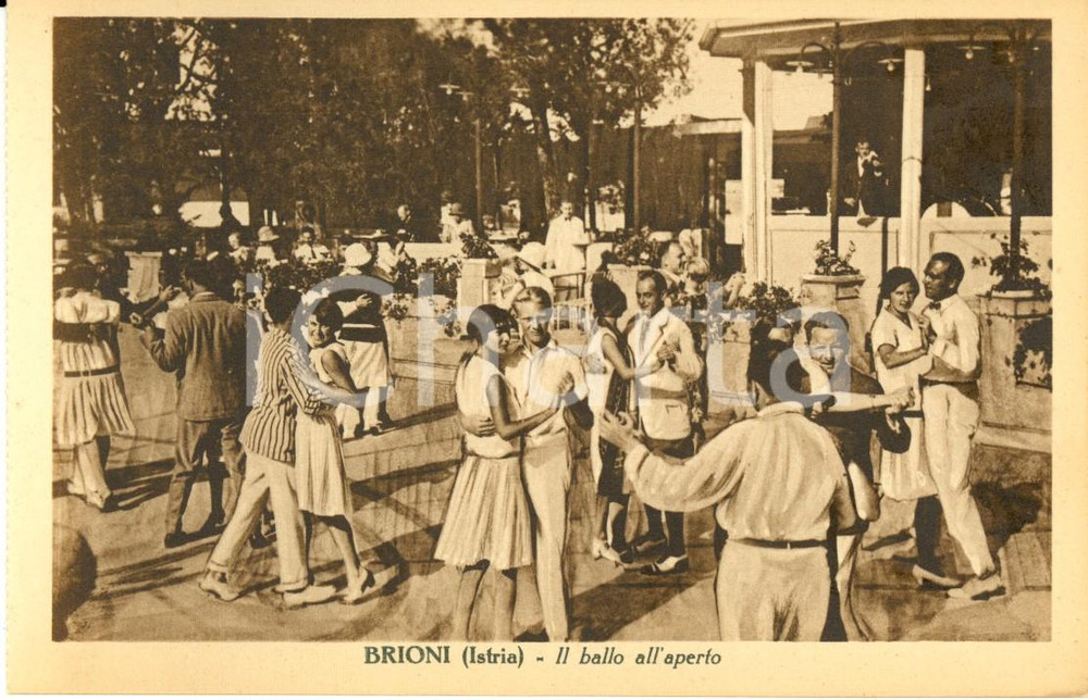 Cartolina originale da collezione 1930 ca BRIONI ISTRIA Giovani coppie ballano all aperto Cartolina ANIMATA FP 1
