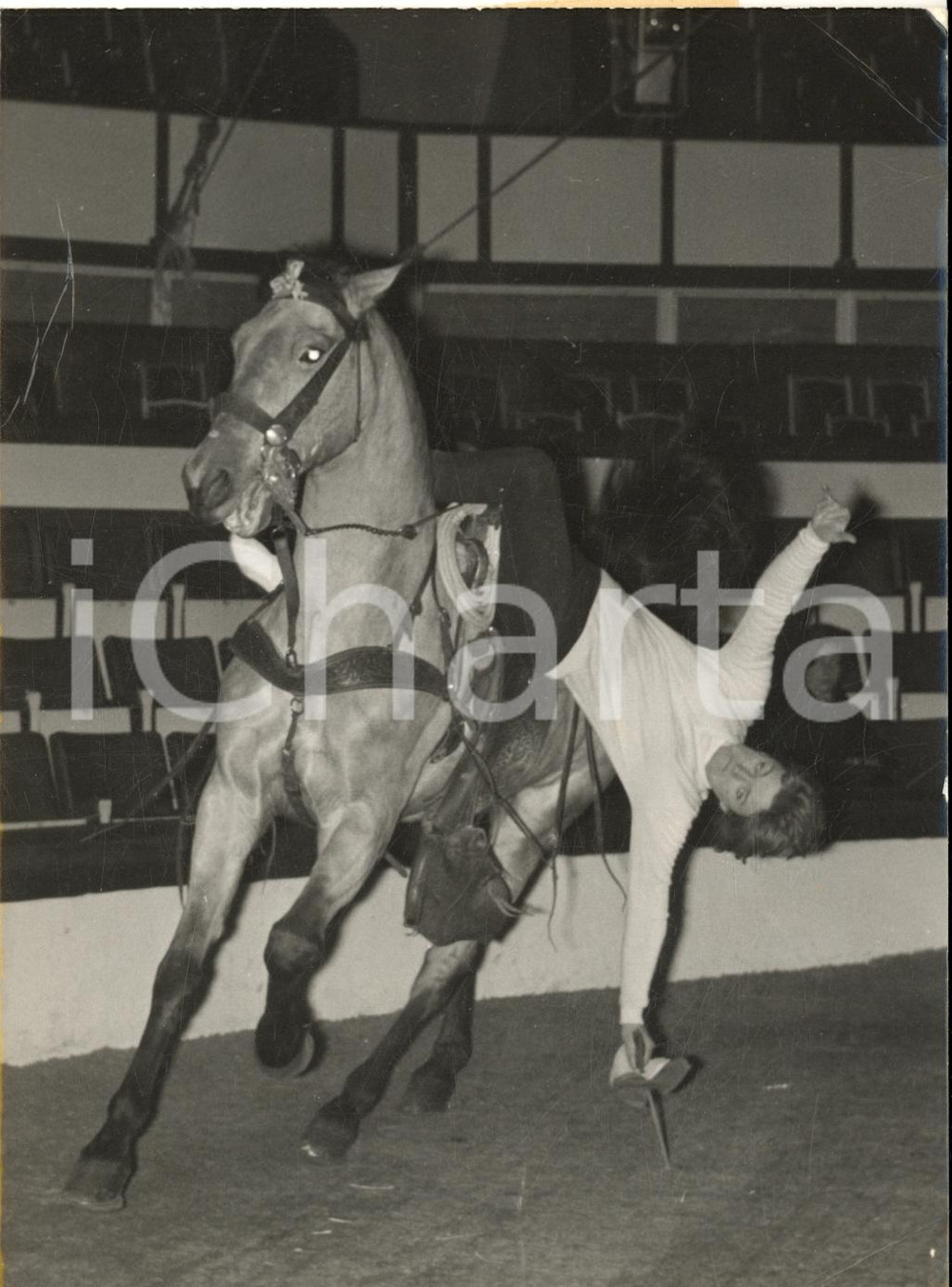1963 PARIS Cirque d'Hiver - Brigitte AUBER se prépare pour le Gala de l'Union