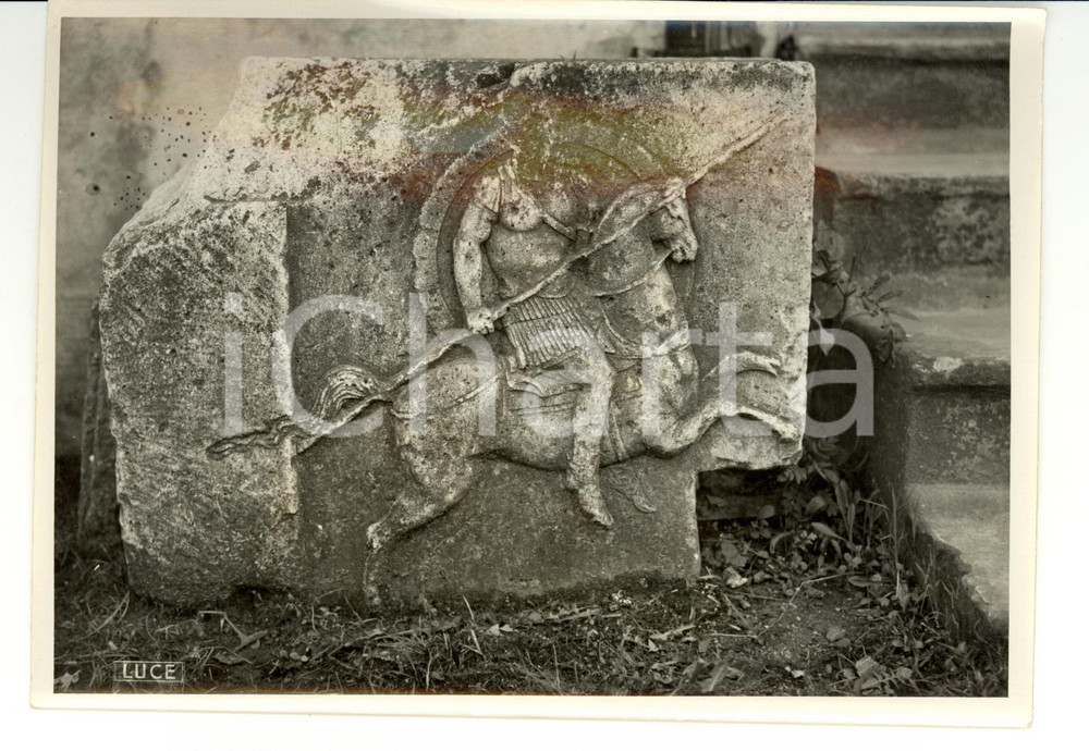 Fotografia d'epoca originale 1930 TIRANA / TIRANE (ALBANIA) Bassorilievo del museo 1