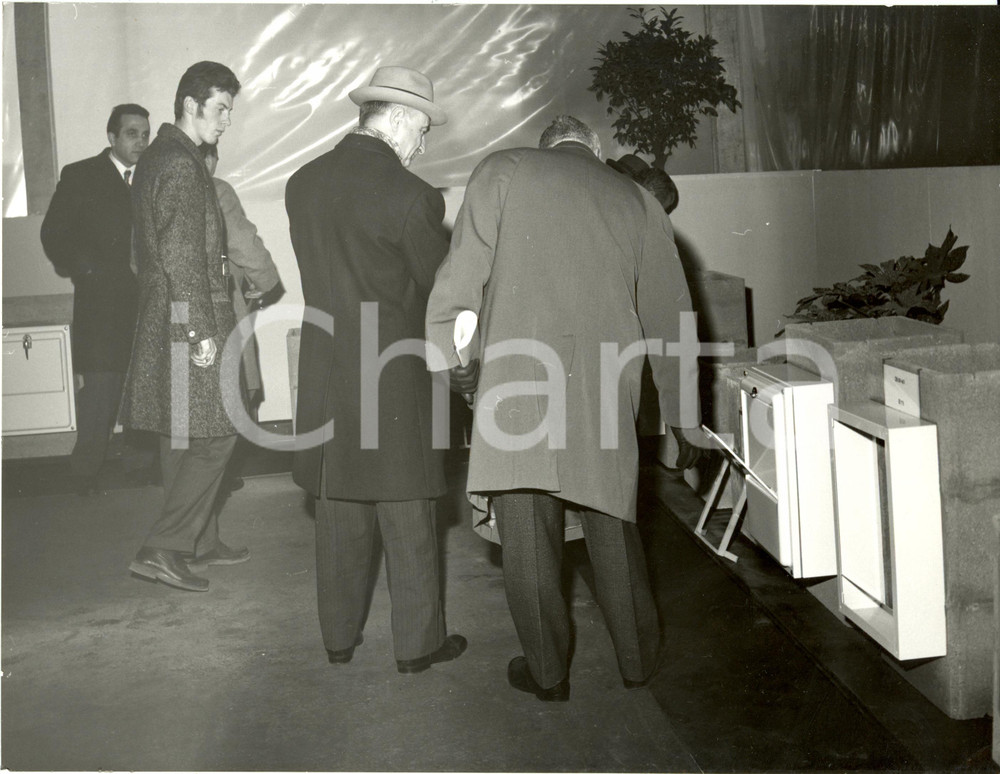 Fotografia d epoca originale 1969 BRUGHERIO MB IV Congresso SHUNT ITALIANA spa Alcuni visitatori Fotografia 1