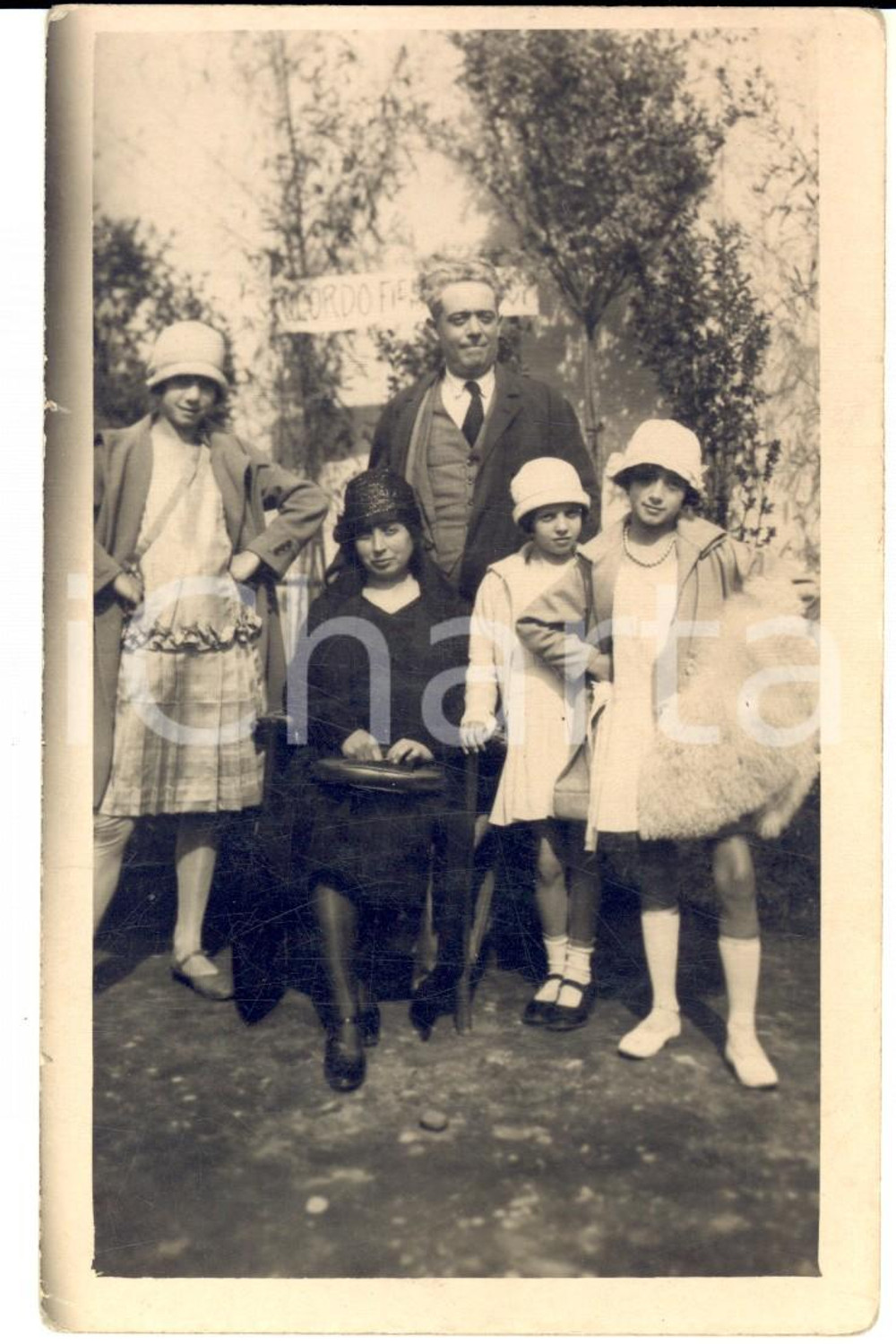 Fotografia d'epoca originale 1930 ca AREA ROMANA Famiglia posa in ricordo di una festa *Foto VINTAGE FP 1
